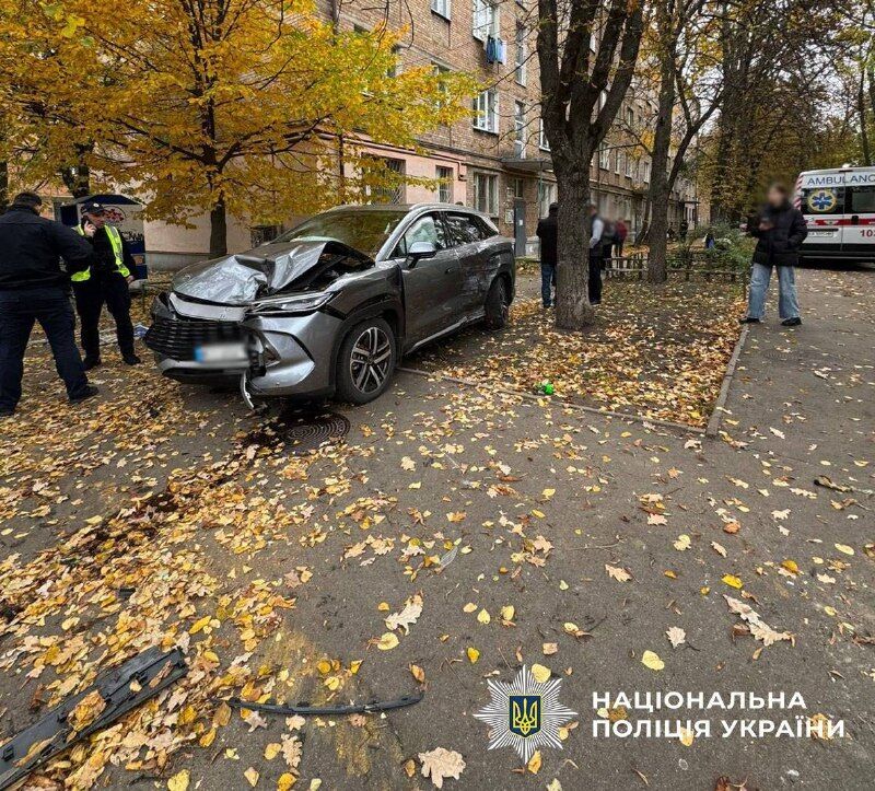 У Києві сталась ДТП за участю вантажівки: автівку відкинуло на тротуар, серед постраждалих – діти. Фото