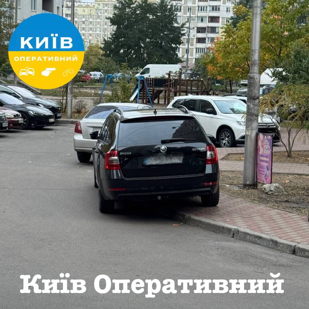 В Киеве на Троещине "герою парковки" оригинально намекнули, что он нарушил ПДД. Фотофакт