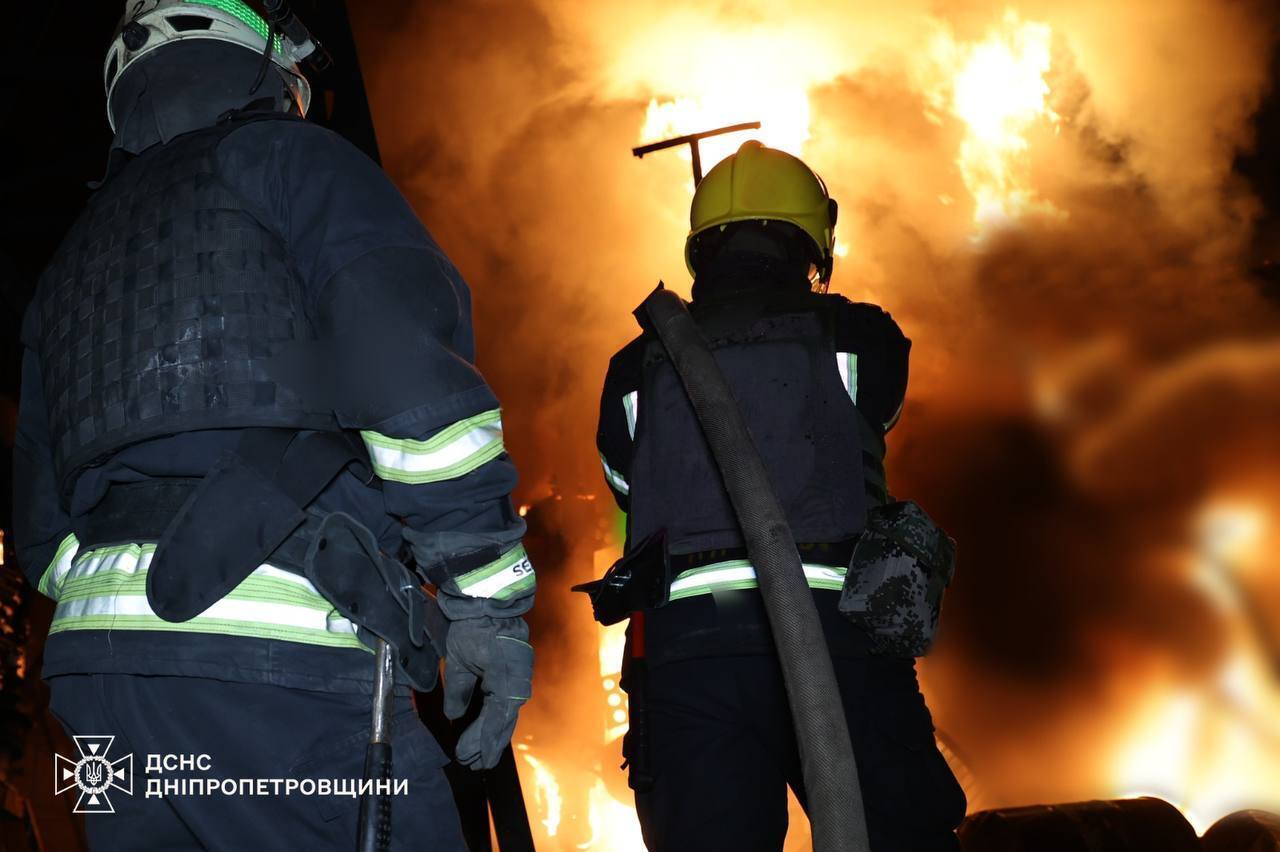 Окупанти вночі атакували Кривий Ріг, сталася пожежа: Зеленський заявив про системний терор проти енергетики