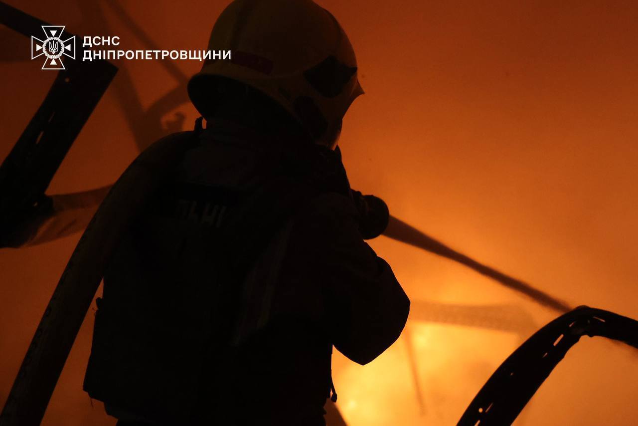 Окупанти вночі атакували Кривий Ріг, сталася пожежа: Зеленський заявив про системний терор проти енергетики