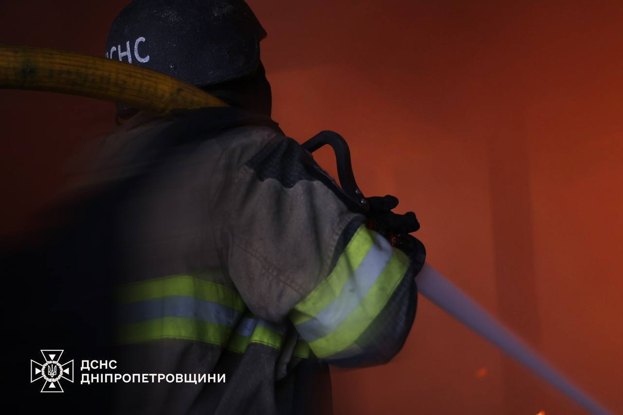 Окупанти вночі атакували Кривий Ріг, сталася пожежа: Зеленський заявив про системний терор проти енергетики