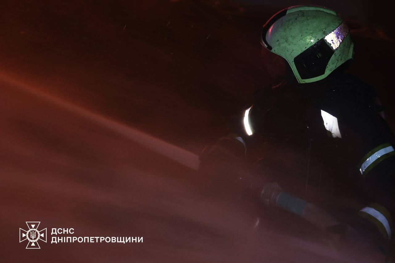 Окупанти вночі атакували Кривий Ріг, сталася пожежа: Зеленський заявив про системний терор проти енергетики