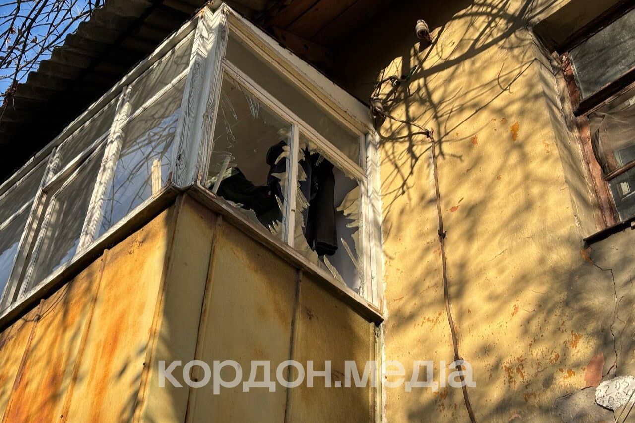 "Почули, як бахнуло, а потім посипалося скло": мешканка Сум розповіла про ворожу атаку на місто. Фото й відео