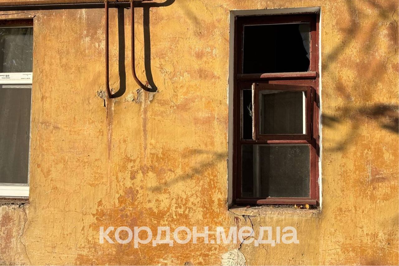 "Почули, як бахнуло, а потім посипалося скло": мешканка Сум розповіла про ворожу атаку на місто. Фото й відео