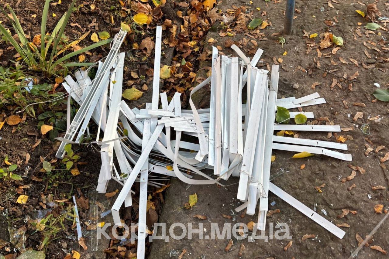 "Почули, як бахнуло, а потім посипалося скло": мешканка Сум розповіла про ворожу атаку на місто. Фото й відео