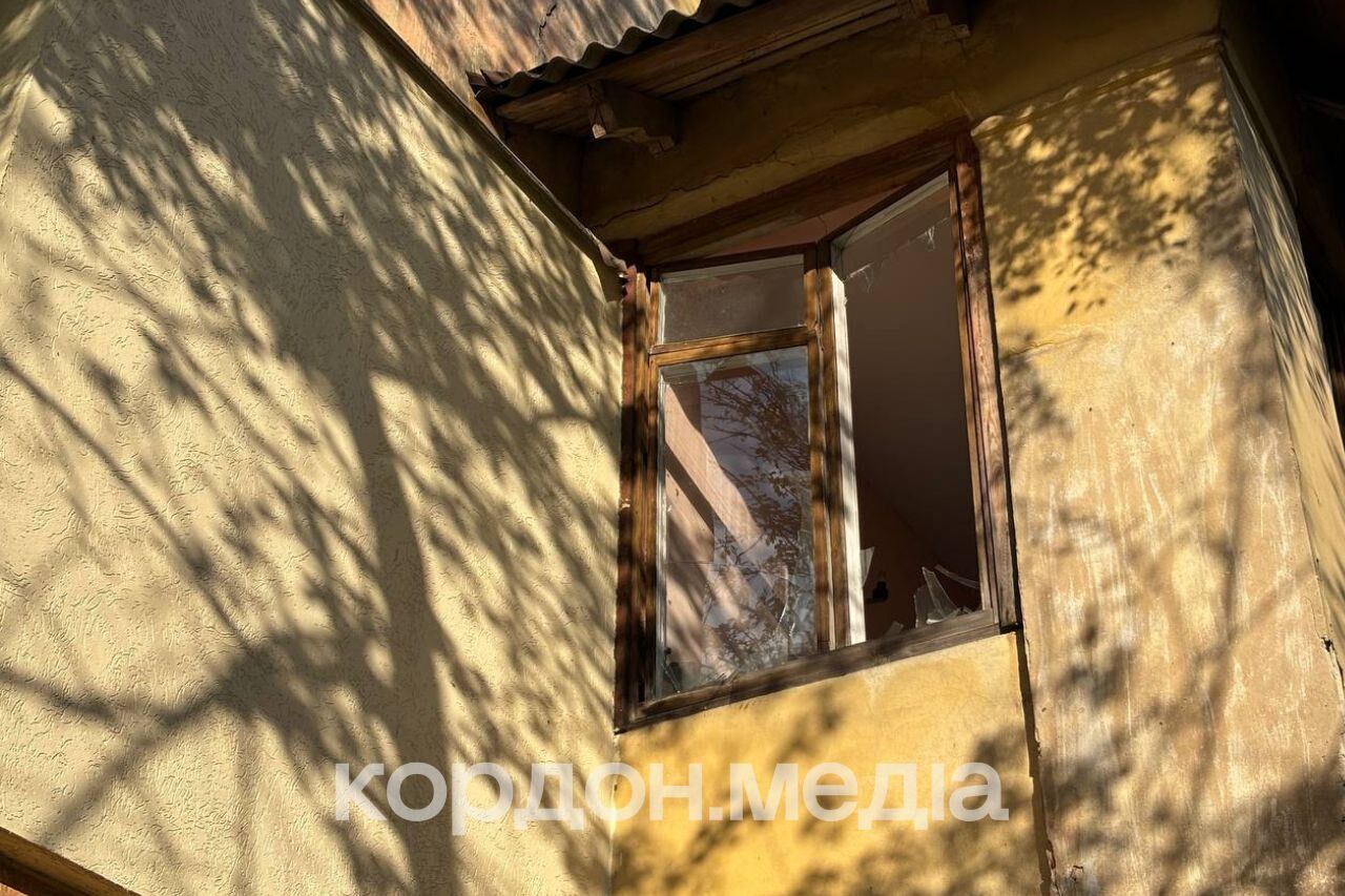 "Почули, як бахнуло, а потім посипалося скло": мешканка Сум розповіла про ворожу атаку на місто. Фото й відео