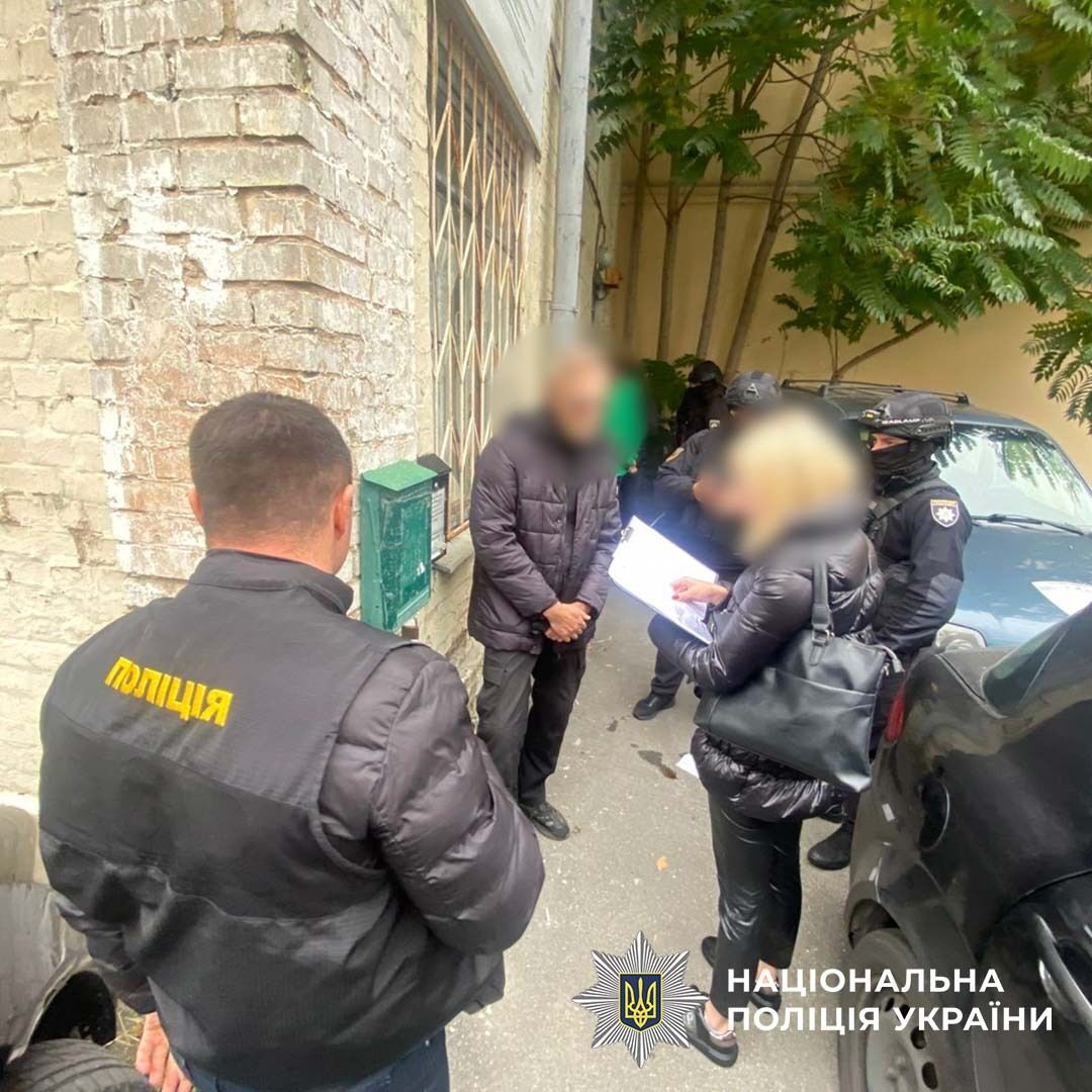 Вимагав гроші, які призначені для закупівлі дронів для ЗСУ: на Київщині затримали керівника громадської організації. Фото й відео