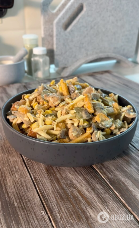 Сытный салат с грибами и курицей, который быстро готовится: можно сделать на ужин