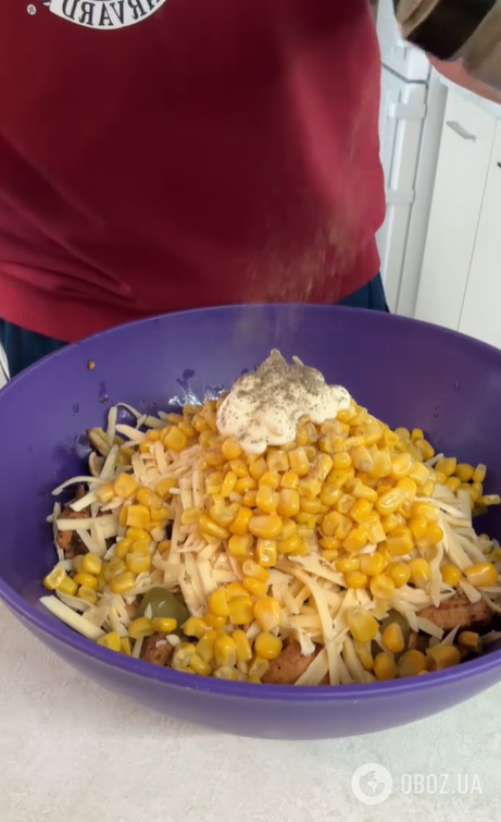 Сытный салат с грибами и курицей, который быстро готовится: можно сделать на ужин