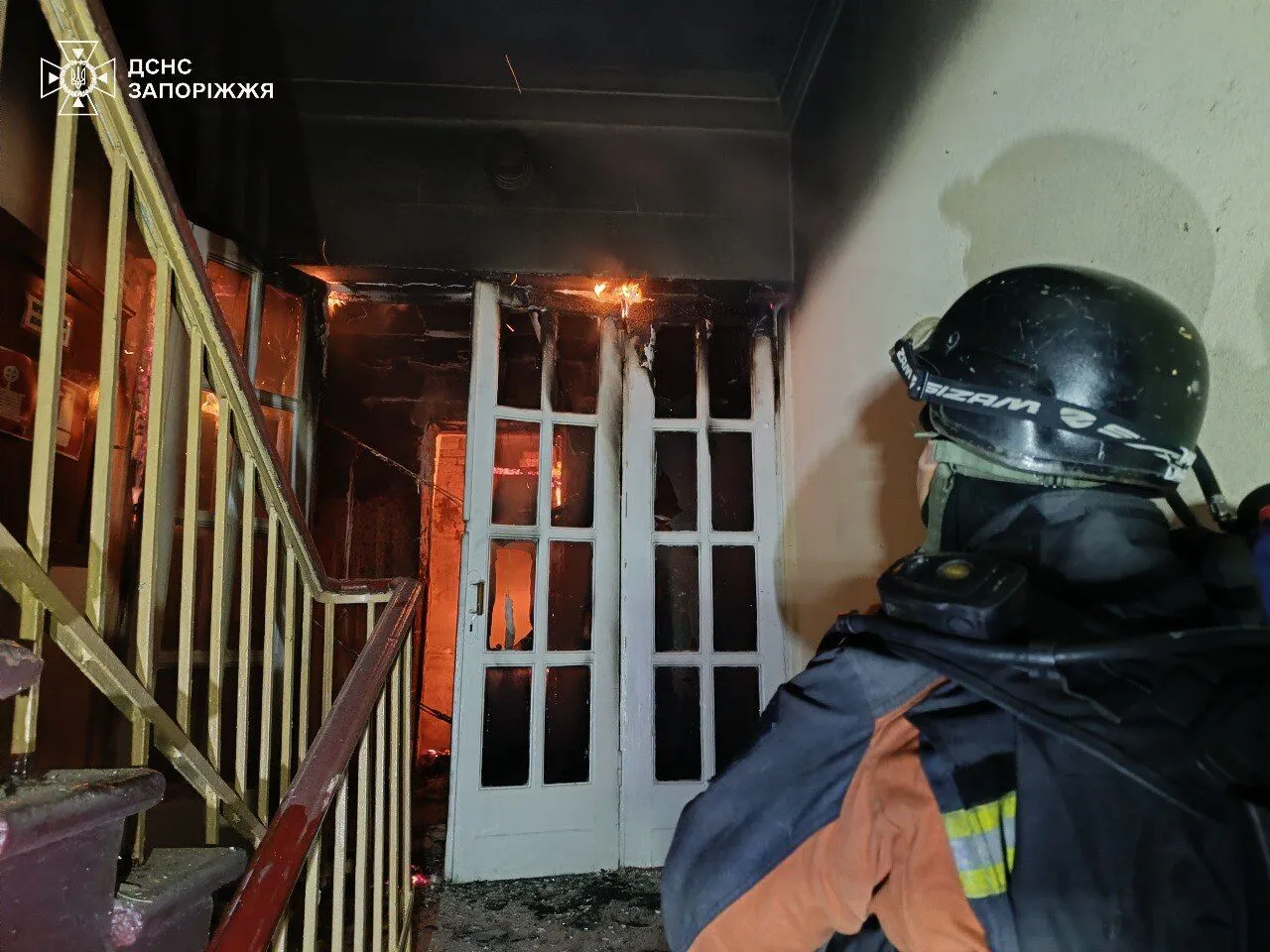 Війська РФ вночі тричі ударили по Запоріжжю: згоріло авто, пошкоджений навчальний заклад. Відео