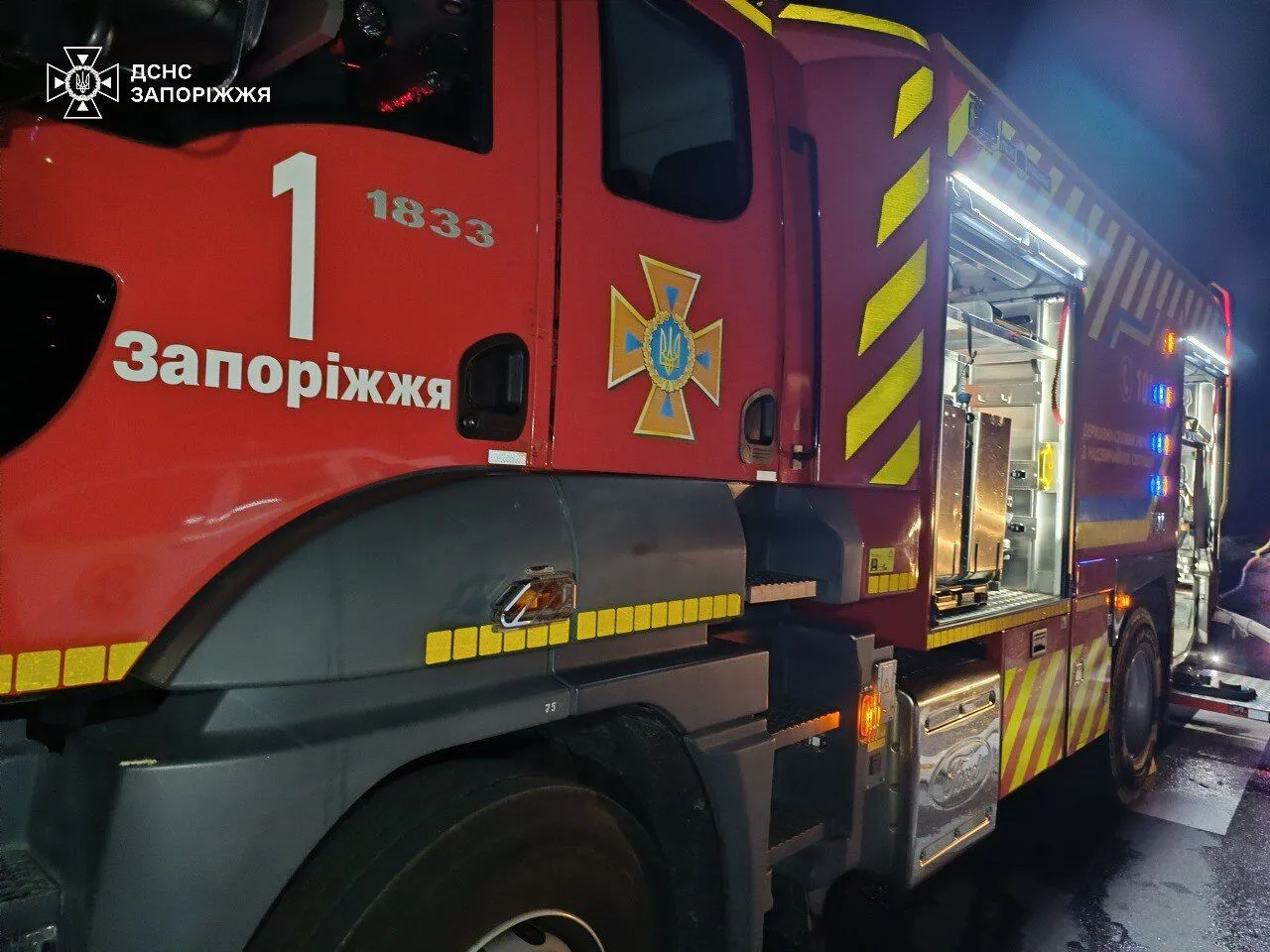 Війська РФ вночі тричі ударили по Запоріжжю: згоріло авто, пошкоджений навчальний заклад. Відео