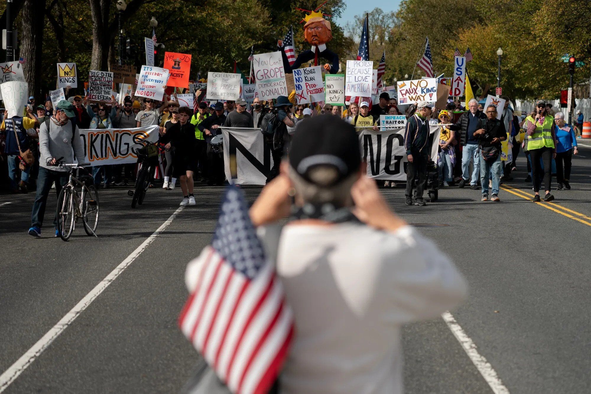 "Нет королям": в США тысячи людей вышли на акции против политики Трампа. Фото
