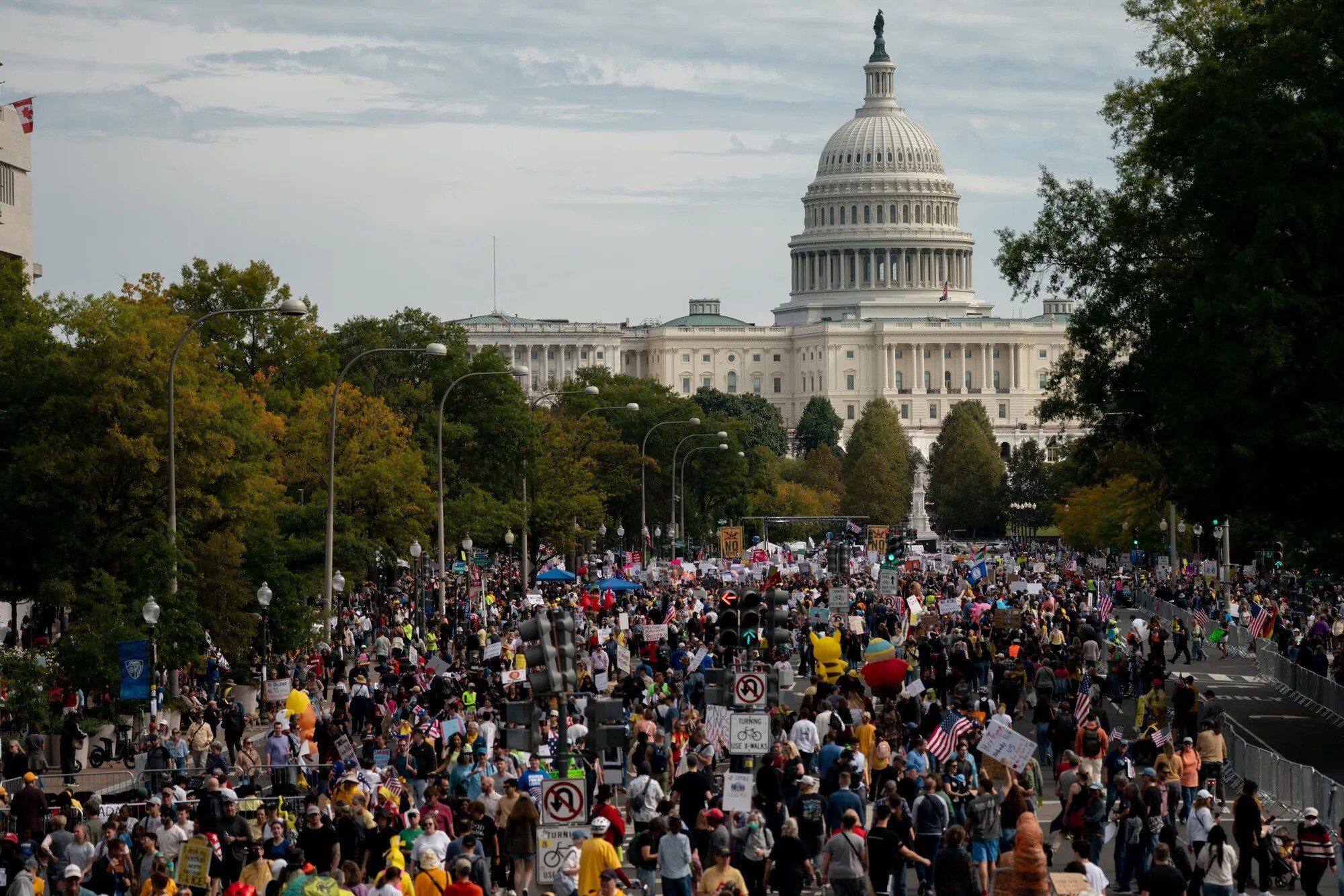 "Нет королям": в США тысячи людей вышли на акции против политики Трампа. Фото