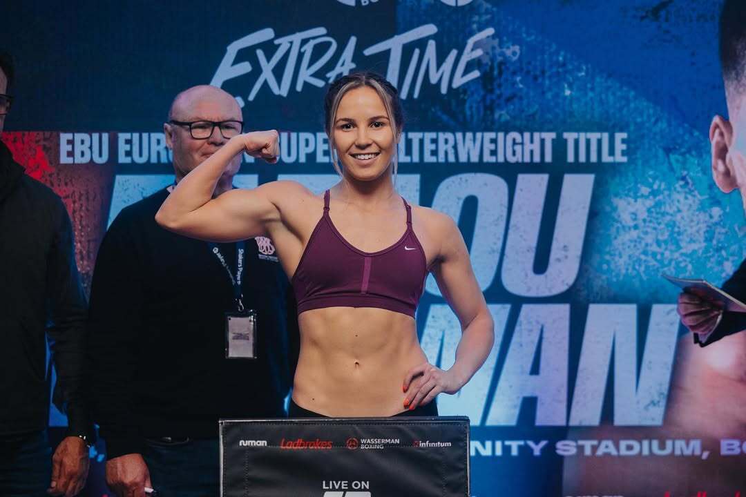 Боксерка перетворилася до невпізнання через страшну гематому, отриману в бою. Фото і відео