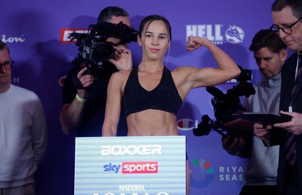 Боксерка перетворилася до невпізнання через страшну гематому, отриману в бою. Фото і відео