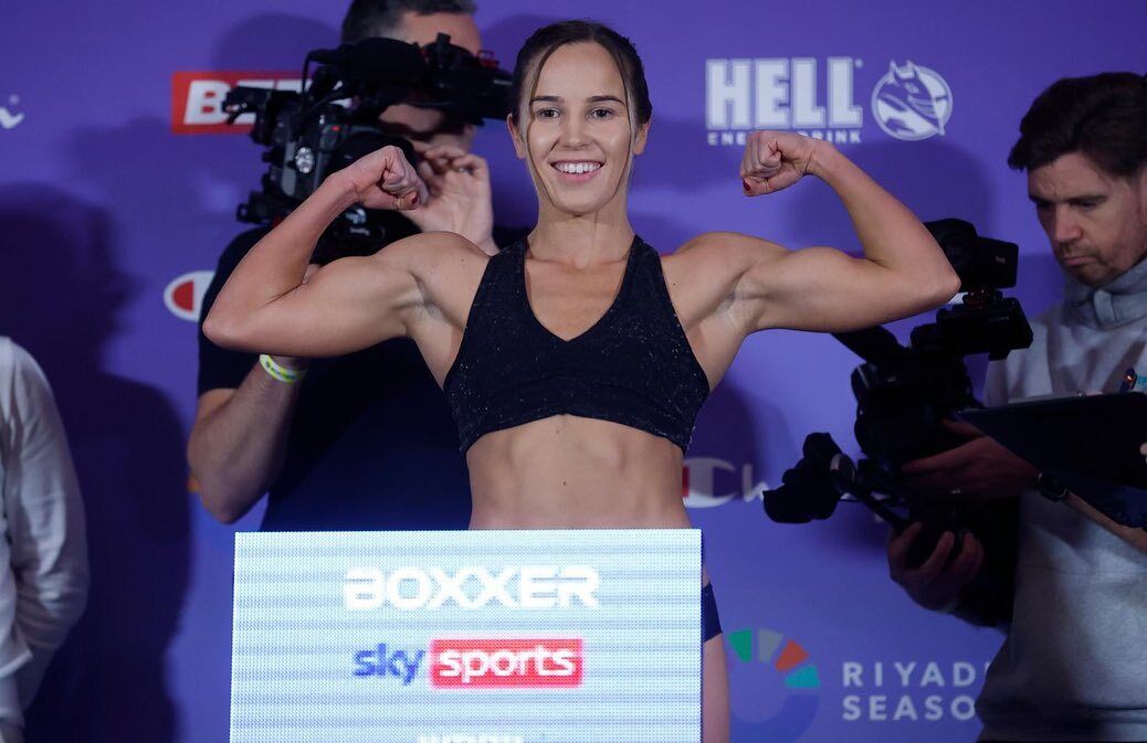 Боксерка перетворилася до невпізнання через страшну гематому, отриману в бою. Фото і відео