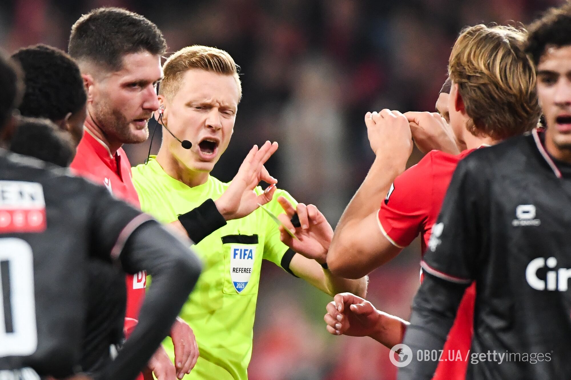 Уболівальник кинув паперовий стаканчик в арбітра і позбавив свою команду перемоги, "підсадивши" на величезний штраф. Відео