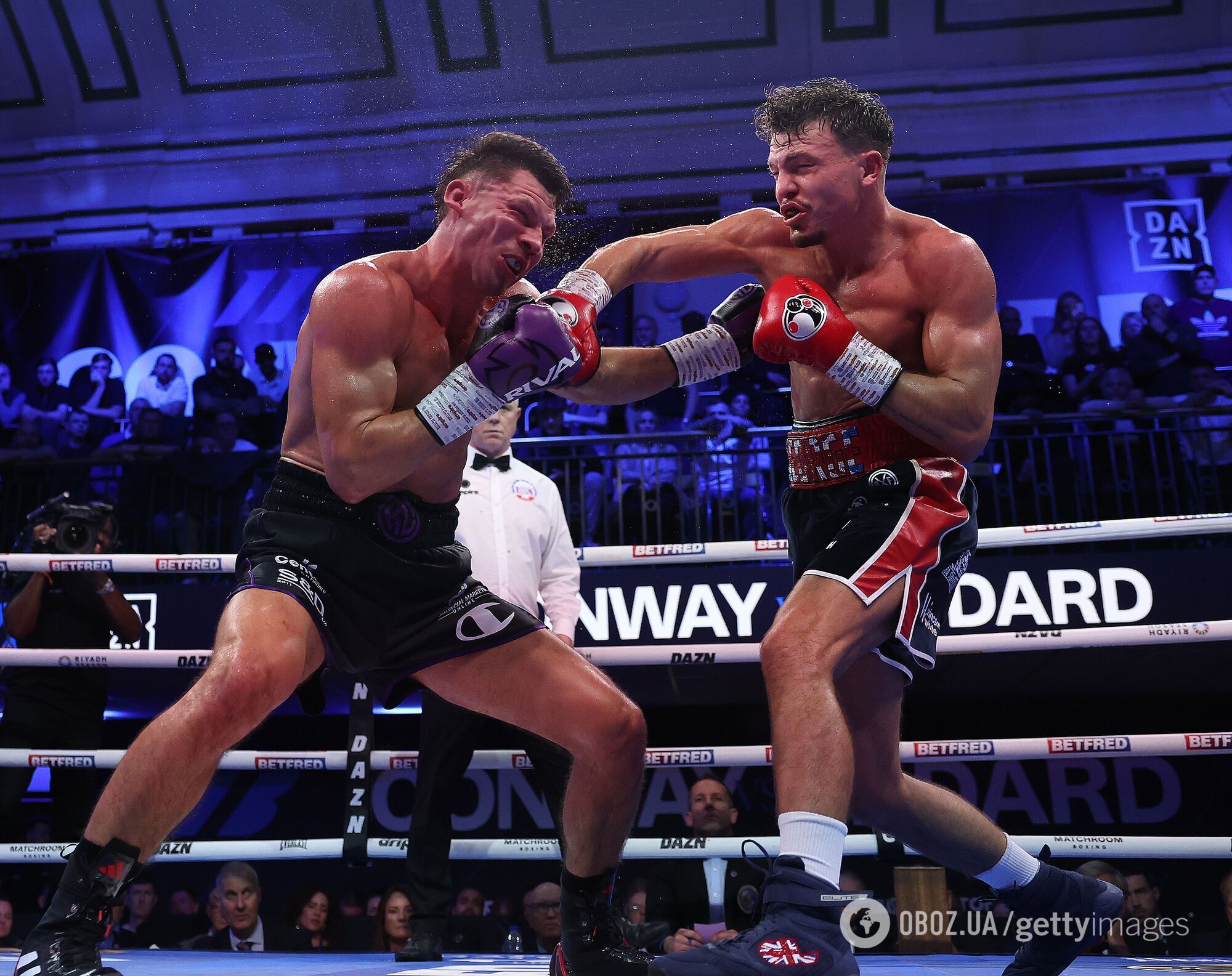 Британського чемпіона сенсаційно нокаутував боксер-вундеркінд в історичному бою. Відео