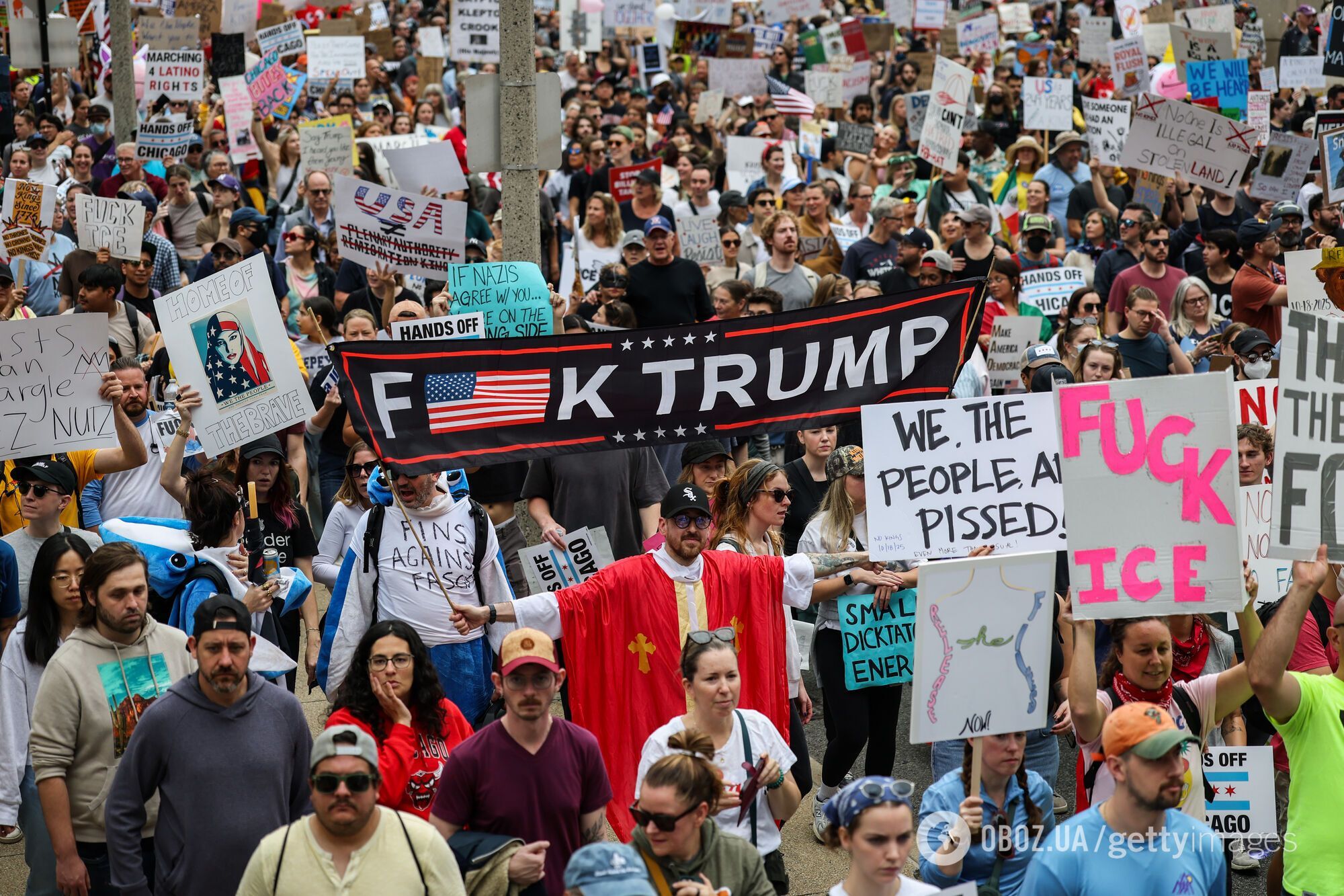 "Нет королям": в США тысячи людей вышли на акции против политики Трампа. Фото