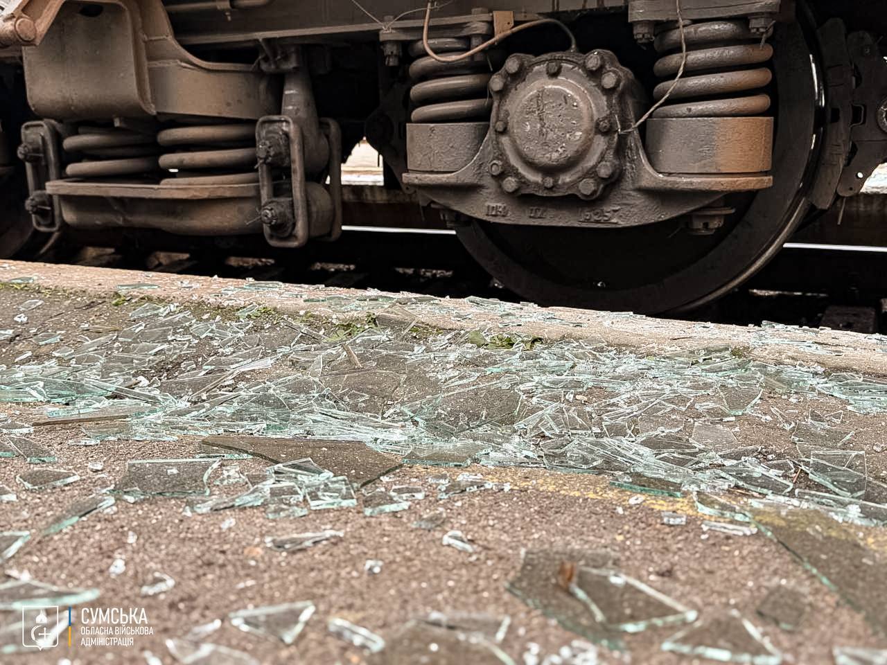 Враг второй раз коварно атаковал Сумы дронами: повреждены вокзал и вагоны, есть пострадавшие. Фото