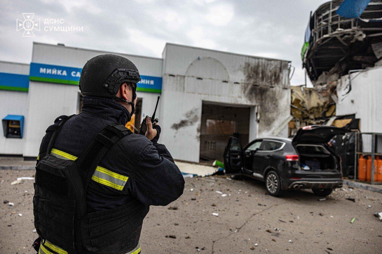 Враг второй раз коварно атаковал Сумы дронами: повреждены вокзал и вагоны, есть пострадавшие. Фото