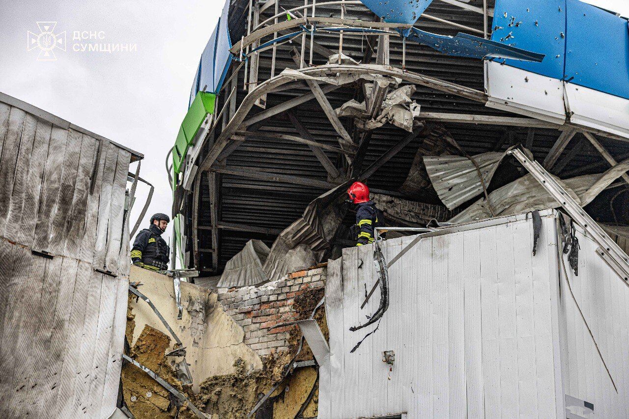 Враг второй раз коварно атаковал Сумы дронами: повреждены вокзал и вагоны, есть пострадавшие. Фото