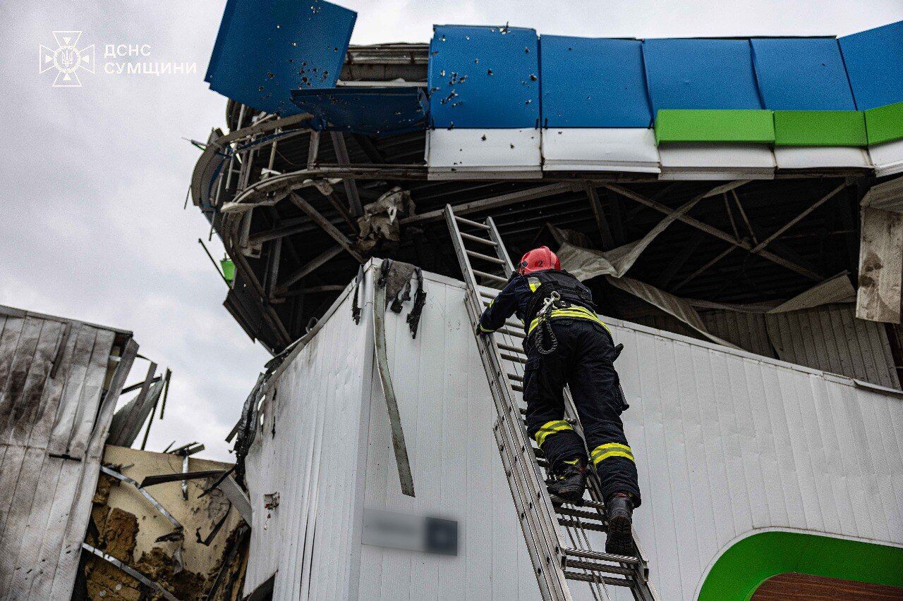 Враг второй раз коварно атаковал Сумы дронами: повреждены вокзал и вагоны, есть пострадавшие. Фото