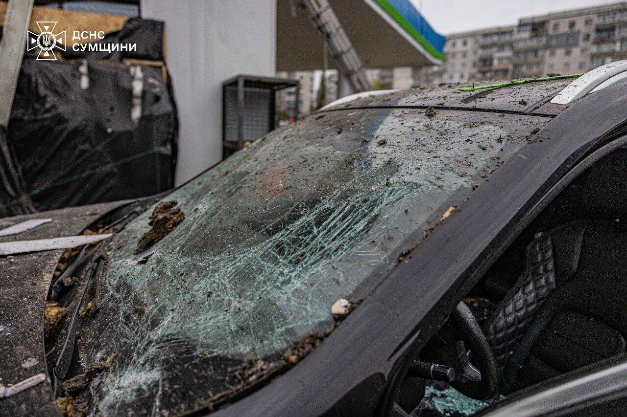 Враг второй раз коварно атаковал Сумы дронами: повреждены вокзал и вагоны, есть пострадавшие. Фото