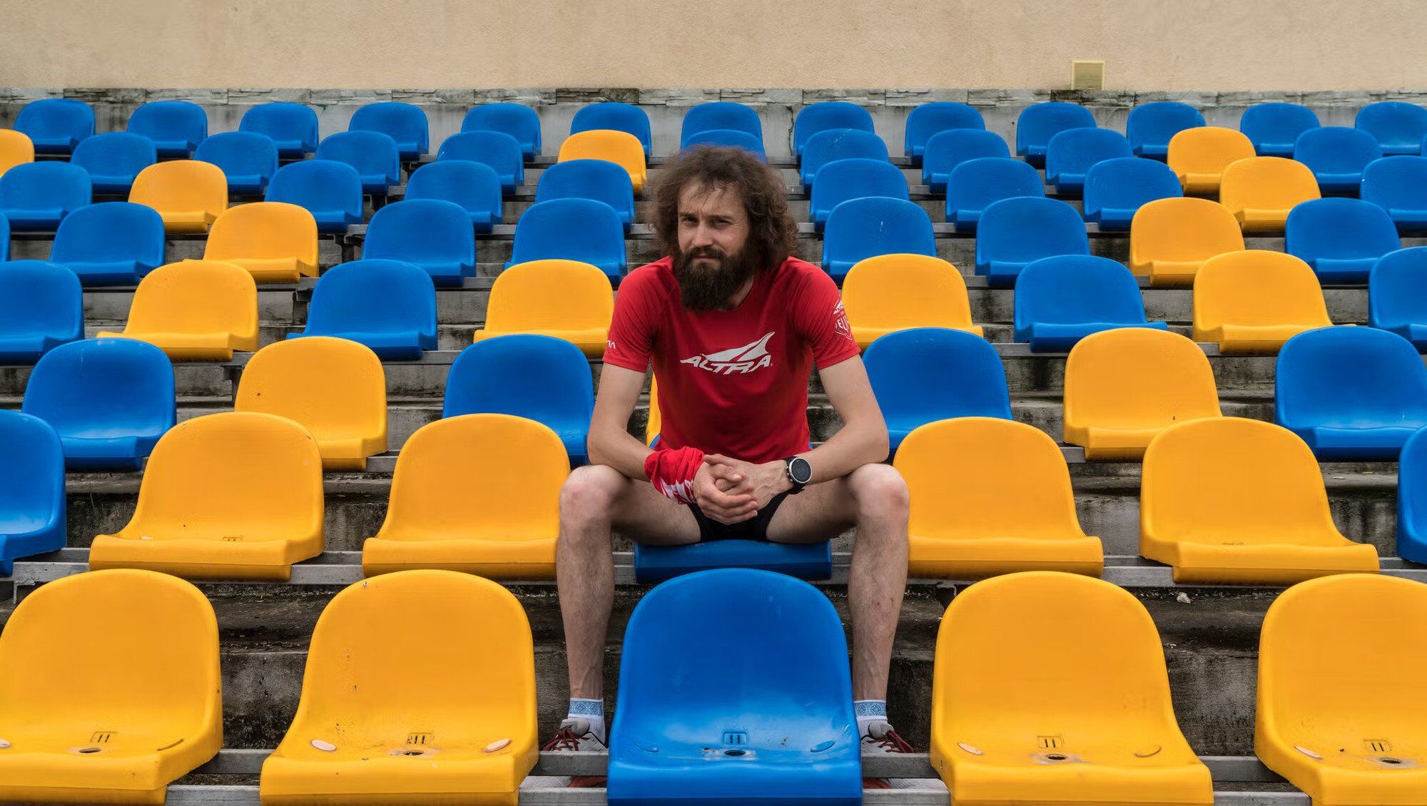 Українець, який воював на фронті, повернувся після поранення і став чемпіоном світу з 24-годинного ультрамарафону, подолавши понад 294 кілометри. Відео