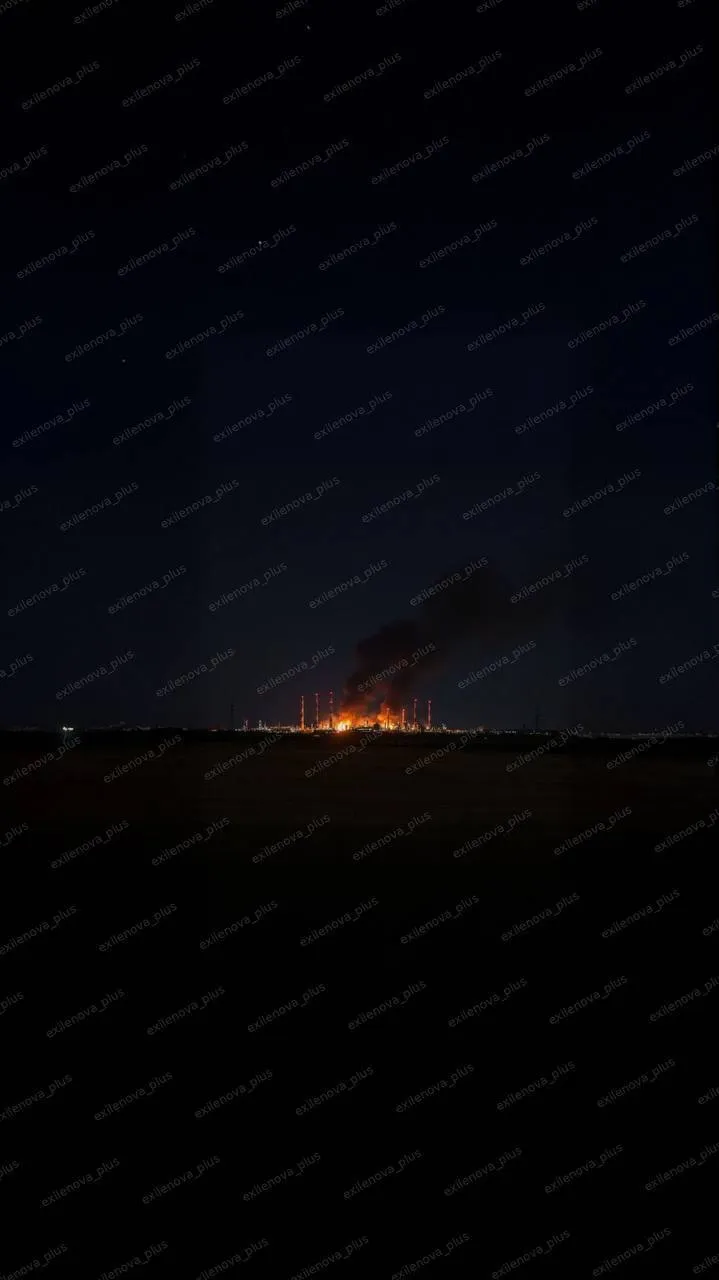 У Росії поскаржилися на атаку дронів: під Самарою загорівся НПЗ, в Оренбурзі – газзавод. Фото і відео