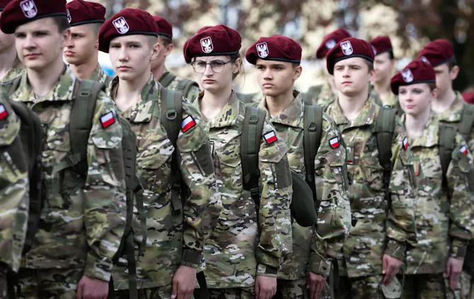 Поляки озброюються та проходять тренування, готуючись до можливого вторгнення РФ – The Telegraph