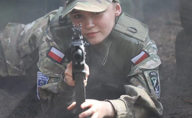 Поляки озброюються та проходять тренування, готуючись до можливого вторгнення РФ – The Telegraph