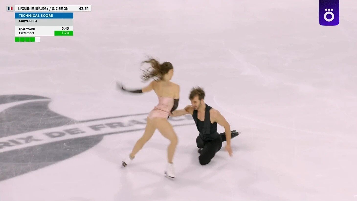 Фігуристка-чемпіонка вийшла "роздягнена" на Гран-прі Франції і викликала фурор. Відео