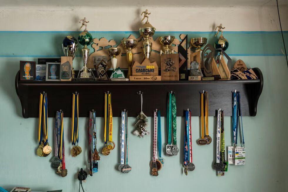 Українець, який воював на фронті, повернувся після поранення і став чемпіоном світу з 24-годинного ультрамарафону, подолавши понад 294 кілометри. Відео