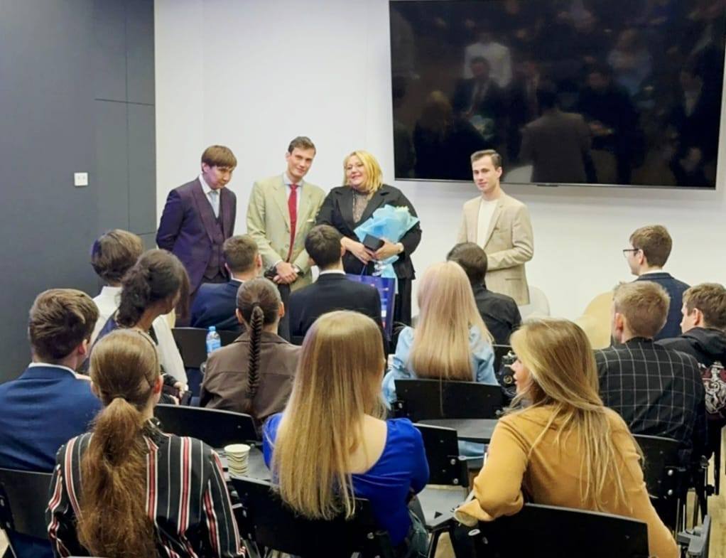 Евродепутат из Румынии, которая хотела аннексировать часть Украины, пригрозила "переломать Зеленскому ноги"