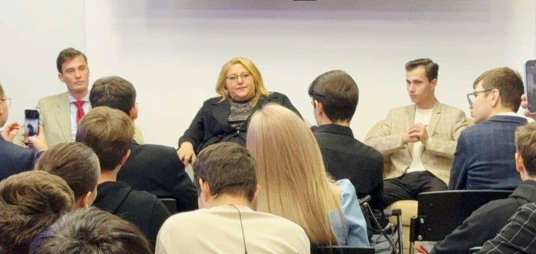 Евродепутат из Румынии, которая хотела аннексировать часть Украины, пригрозила "переломать Зеленскому ноги"