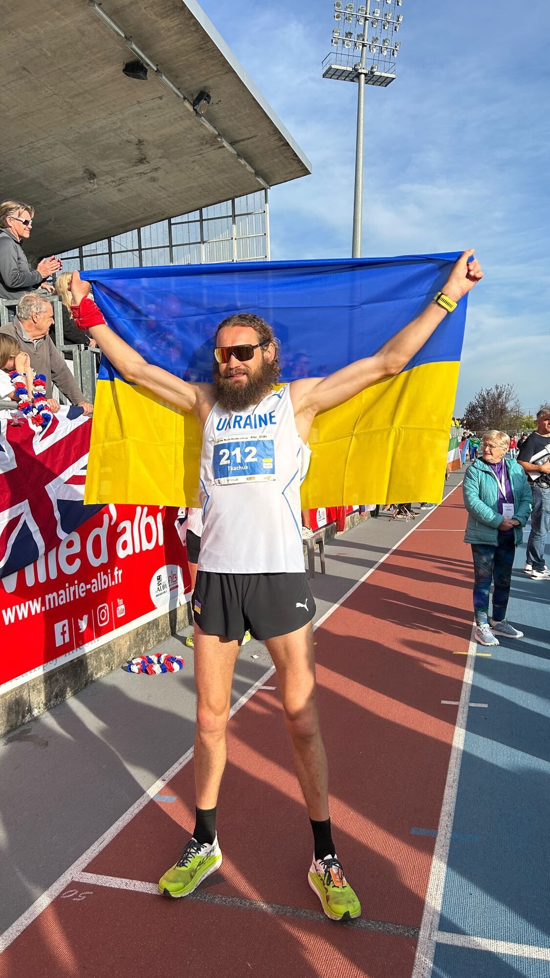 Українець, який воював на фронті, повернувся після поранення і став чемпіоном світу з 24-годинного ультрамарафону, подолавши понад 294 кілометри. Відео