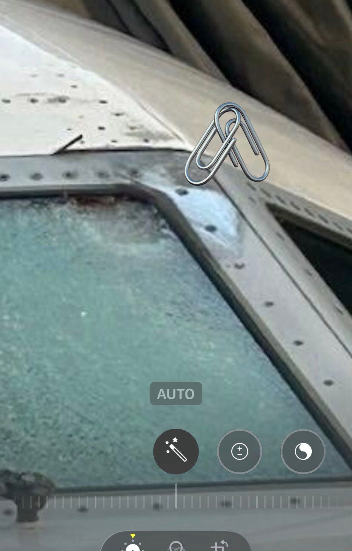 У Boeing зі 140 пасажирами тріснуло скло після зіткнення з невідомим об'єктом: скривавлений пілот здійснив термінову посадку. Фото