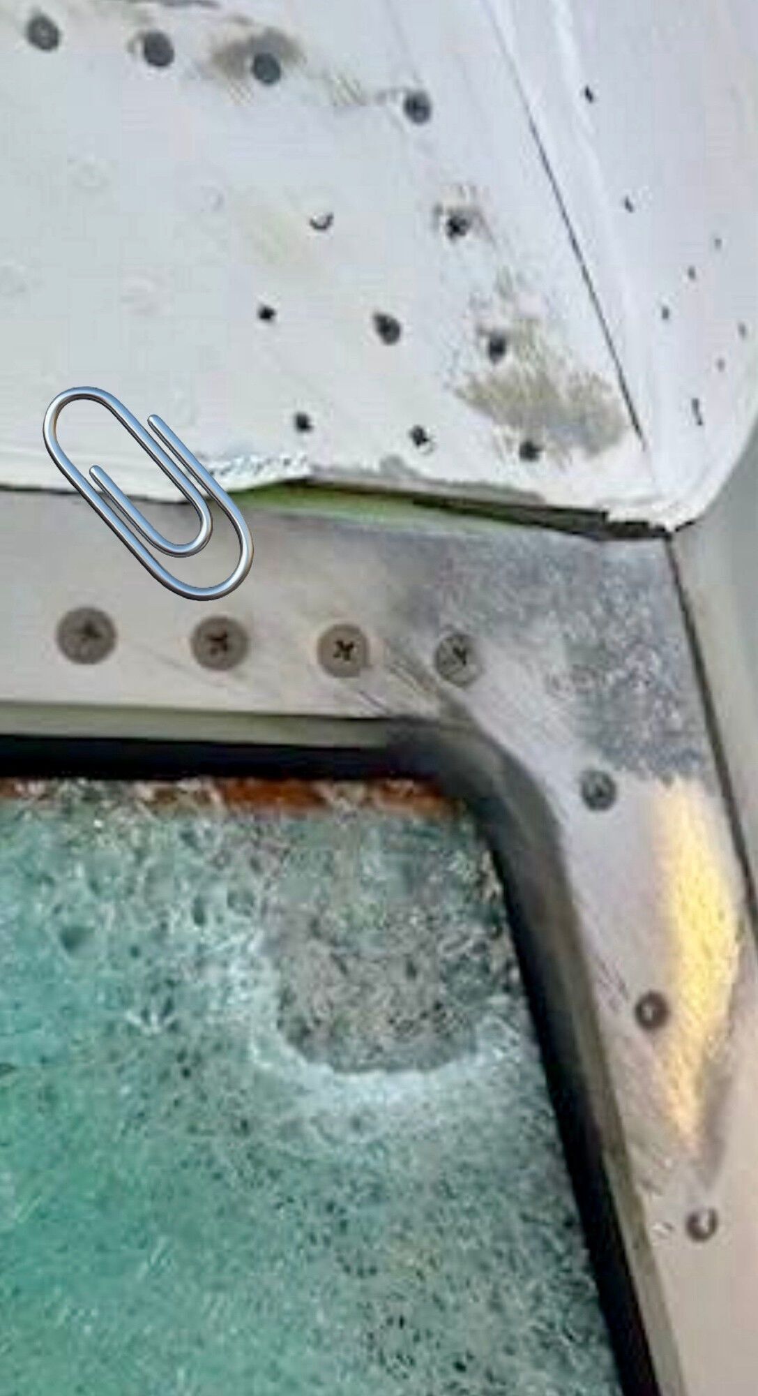 У Boeing зі 140 пасажирами тріснуло скло після зіткнення з невідомим об'єктом: скривавлений пілот здійснив термінову посадку. Фото