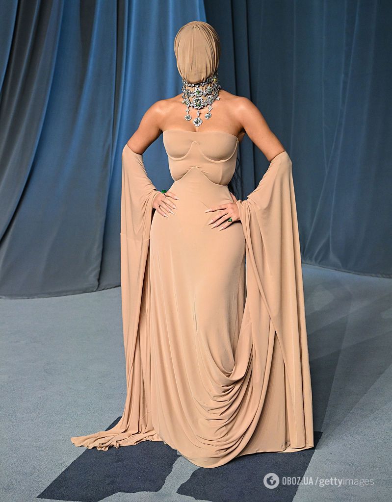 Ким Кардашьян вышла в свет "без лица" и шокировала сеть: так делал ее бывший. Фото