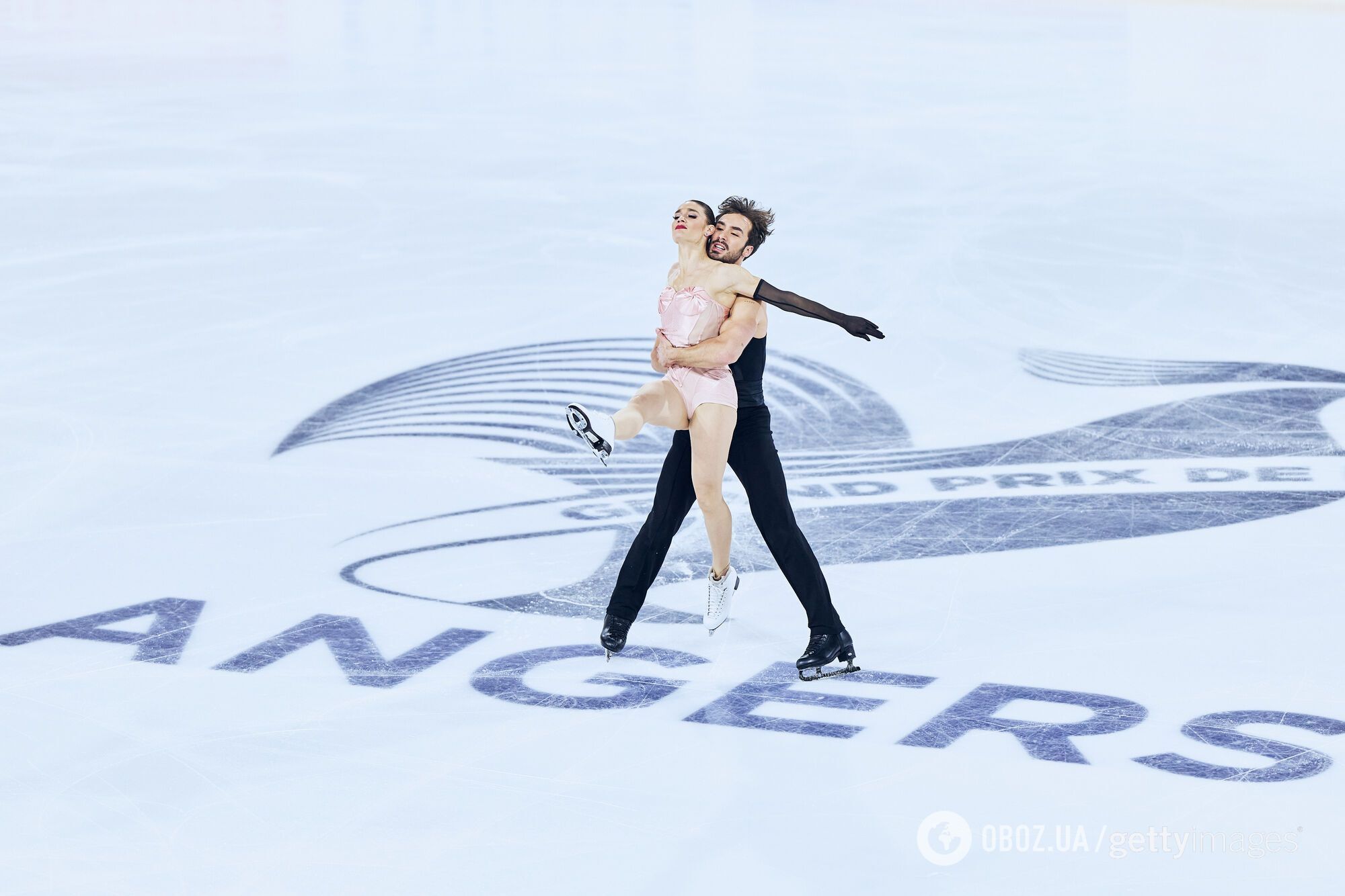 Фігуристка-чемпіонка вийшла "роздягнена" на Гран-прі Франції і викликала фурор. Відео