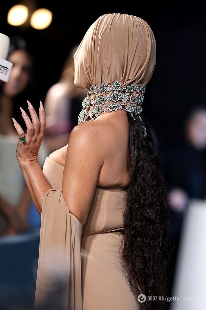 Ким Кардашьян вышла в свет "без лица" и шокировала сеть: так делал ее бывший. Фото