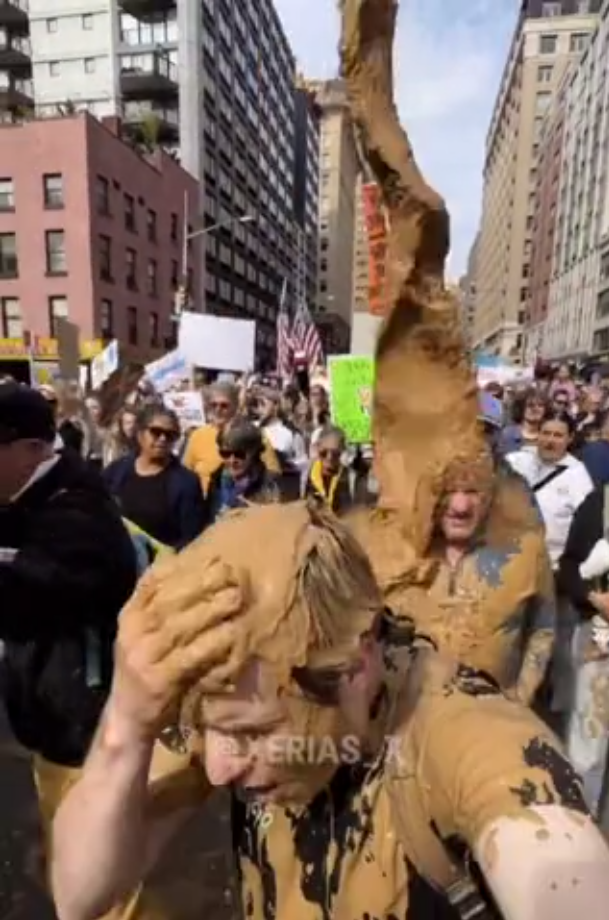 Протести No Kings: Венс відзначився провокацією, а Трамп "полив" протестуючих лайном. Відео