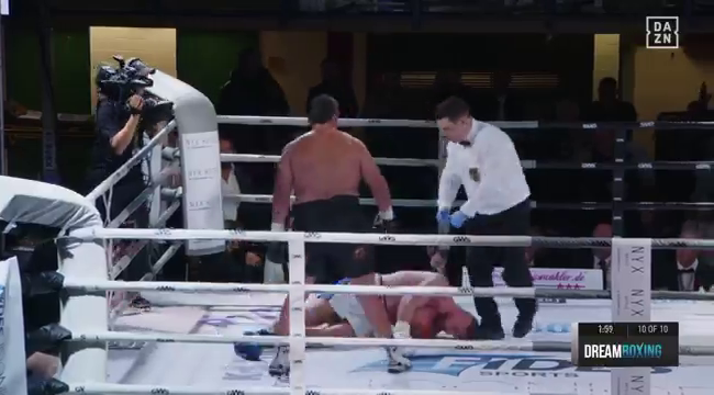 Супертяж в останньому раунді сенсаційно відправив у брутальний нокаут фаворита і спровокував масову бійку. Відео