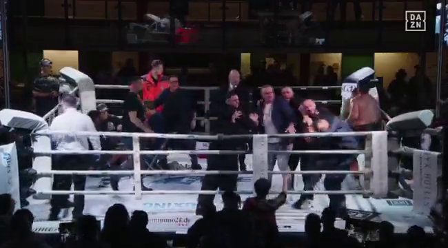 Супертяж в останньому раунді сенсаційно відправив у брутальний нокаут фаворита і спровокував масову бійку. Відео