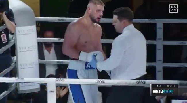 Супертяж в останньому раунді сенсаційно відправив у брутальний нокаут фаворита і спровокував масову бійку. Відео