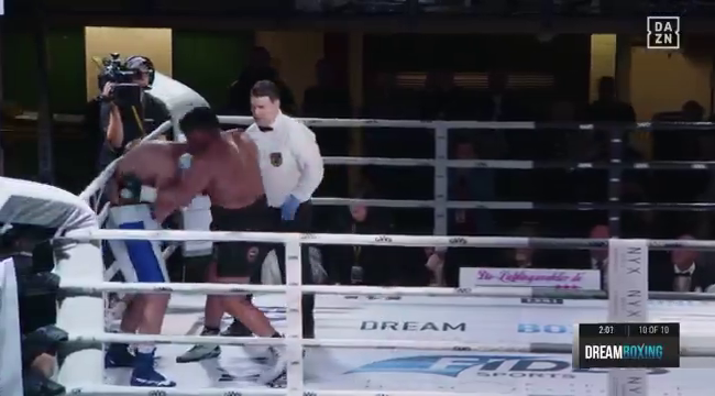 Супертяж в останньому раунді сенсаційно відправив у брутальний нокаут фаворита і спровокував масову бійку. Відео