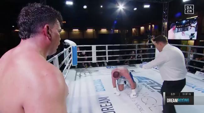 Супертяж в останньому раунді сенсаційно відправив у брутальний нокаут фаворита і спровокував масову бійку. Відео