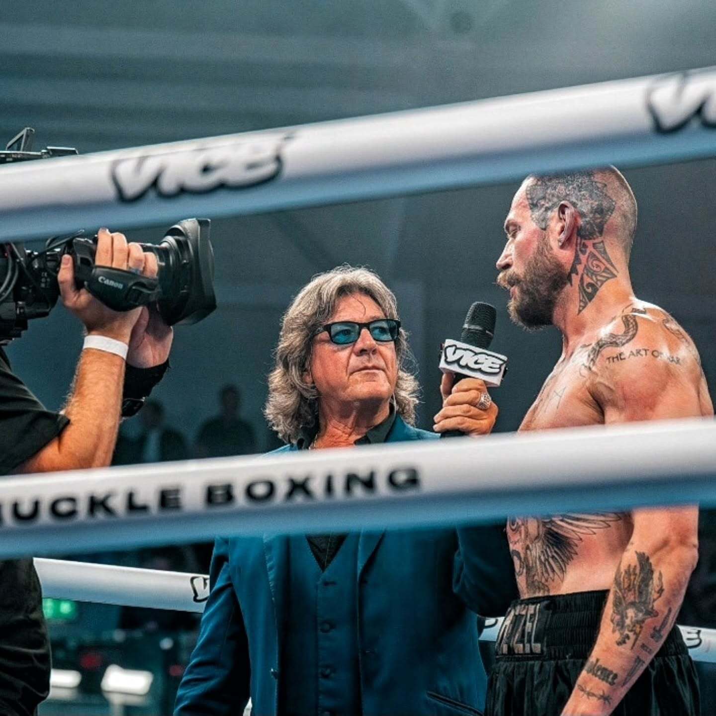 Бойцу во время поединка на голых кулаках впечатали нос в лицо. Видео собрало 1 млн просмотров