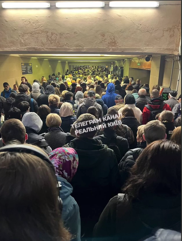Натовп на перонах: у Києві через повітряну тривогу виник колапс у метро. Фото та відео